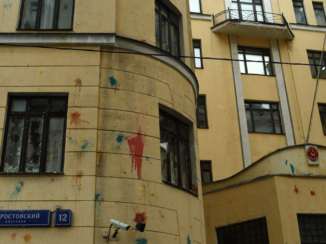 В здании посольства Турции в Москве разбили окна