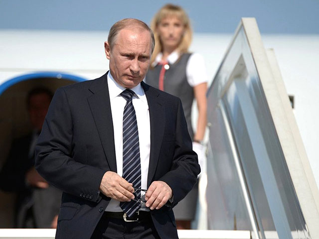 Путин спускается с трапа самолета в Анталье. Там на саммите G20 он договорился с Эрдоганом о встрече в Петербурге