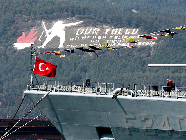 Согласно международным договоренностям, власти Турции имеют право закрыть проливы Босфор и Дарданеллы, которые соединяют Черное и Средиземное моря, для военных судов, если почувствуют себя под "угрозой военной опасности"