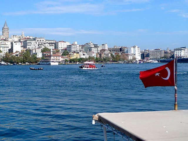 Яхта "Чайка", принадлежащая управлению делами президента России, вошла в территориальные воды Турции, проплыв через пролив Босфор в Мраморное море