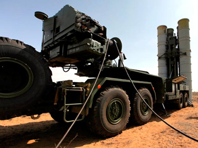 Российские власти, накануне пообещавшие разместить в Сирии на базе армии РФ новейшие зенитно-ракетные комплексы С-400, отчитались о доставке системы
