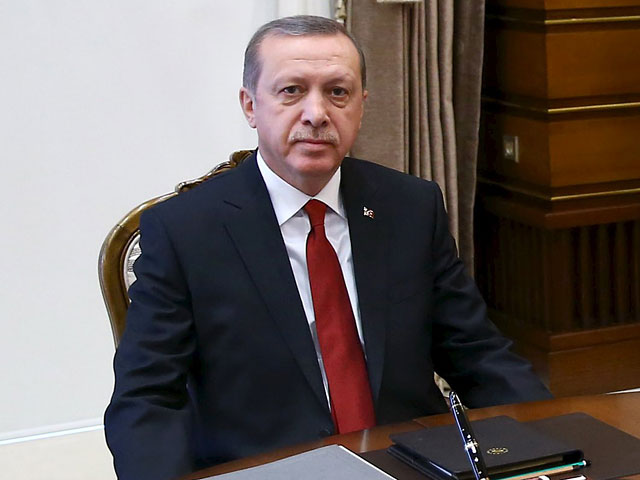 Президент России Владимир Путин отказался от телефонного разговора с турецким коллегой Реджепом Тайипом Эрдоганом сразу после известий о том, что на границе Турции и Сирии был сбит российский бомбардировщик Су-25 самолетами F-16 турецких ВВС