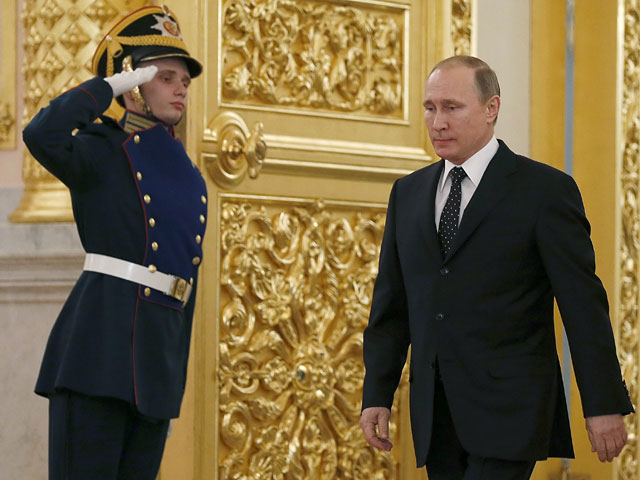 Президент РФ Владимир Путин сможет пережить последствия антироссийских санкции Запада и низких цен на нефть. Однако масштабная стагнация, к которой привели действия главы государства, может обернуться развалом страны