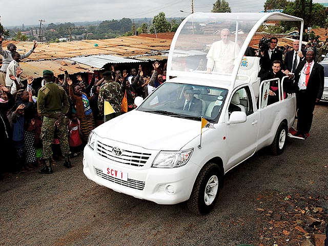 Утром 27 ноября, накануне встречи с молодежью, Папа Римский Франциск, совершающий визит в Африку, отправился в трущобы Кангеми - один из семи так называемых бидонвилей столицы Кении Найроби