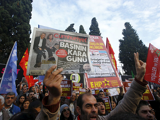 Сотни людей в Турции вышли на митинг в поддержку задержанных журналистов