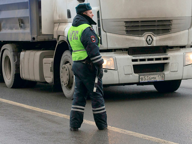 Колонна из 200 грузовиков дальнобойщиков, протестовавших в Дагестане около села Манас против сборов за проезд по федеральным трассам, отправилась в сторону Москвы