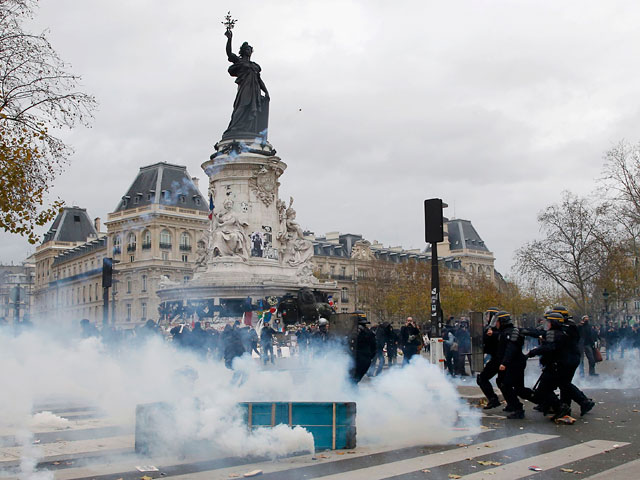 В центре Парижа в преддверии открывающегося в понедельник экологического саммита прошла запрещенная властями массовая демонстрация, участников которой полиция разгоняла слезоточивым газом