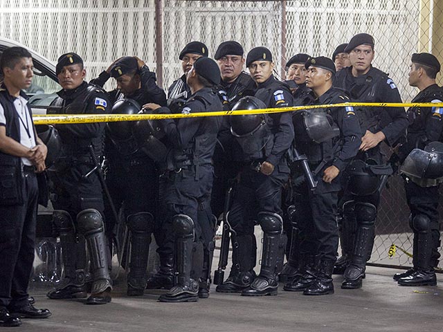 По меньшей мере шесть человек погибли, еще несколько человек получили ранения в ходе бунта заключенных в тюрьме в Гватемале в центральном департаменте Эскуинтла