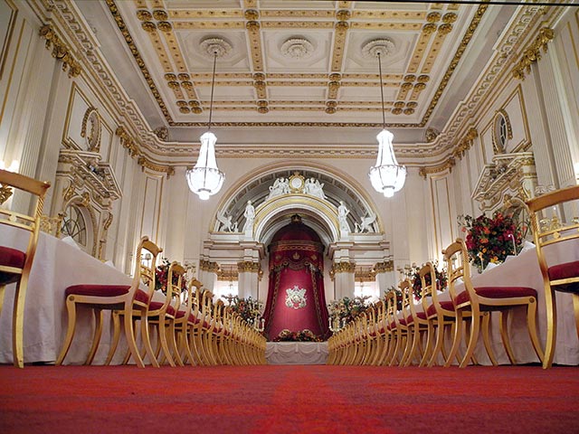 Столовая Букингемского дворца, где проходят официальные приемы в честь глав государств и других высокопоставленных гостей, закрыта в связи с опасениями по поводу состояния потолка
