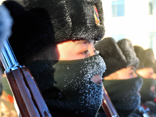 Китай провел на границе с Россией суровые военные учения, заставив солдат тренироваться в легкой на вид одежде на 20-градусном морозе