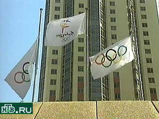 Олимпийский флаг приспущен сегодня в столице Игр-2000