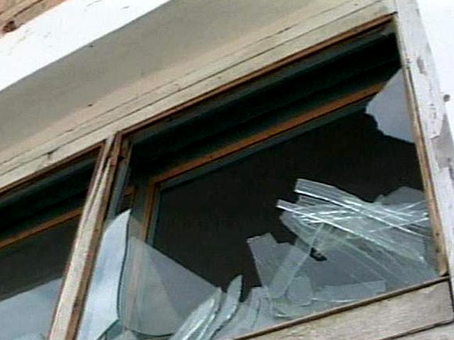 Расследование началось после того, как в дежурную часть отдела полиции по Вологодскому району позвонила 59-летняя женщина. Она рассказала, что в ее доме в деревне Михальцево разбиты окна