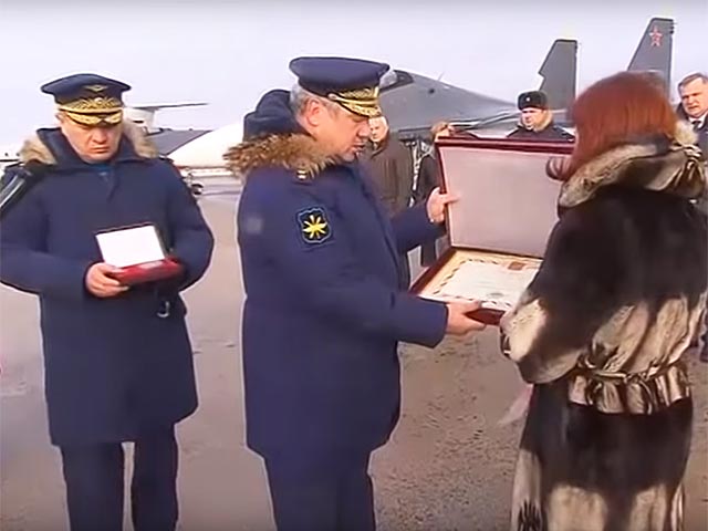 Звезду Героя России погибшего летчика Пешкова главком ВКС передал его вдове