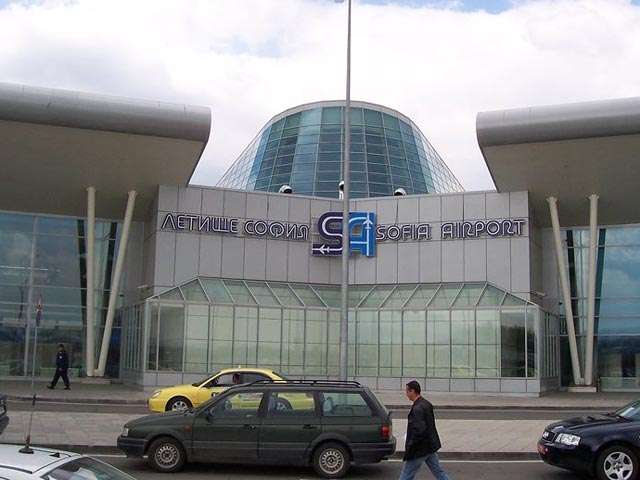 Рядом с аэропортом Софии обнаружен микроавтобус со взрывным устройством: на месте работают саперы