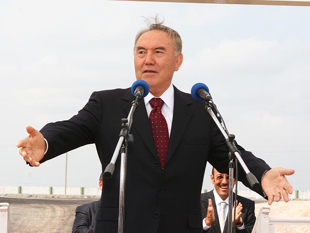 В Казахстане у президента страны Нурсултана Назарбаева, согласно статистике, существует почти сотня полных тезок