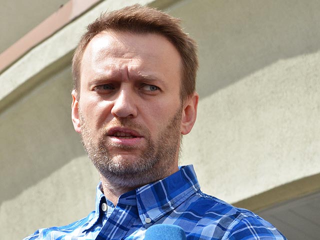 Юристы Артема Чайки, сына генерального прокурора РФ Юрия Чайки, начали готовить иски к Фонду борьбы с коррупцией, который возглавляет оппозиционер Алексей Навальный