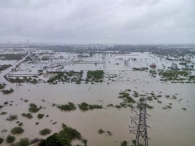 В среду, 2 декабря, государственная нефтяная компания Chennai Petroleum Corp Ltd вынужденно закрыла нефтеперерабатывающий завод (НПЗ) в промзоне Манали города Ченнаи из-за сильного наводнения