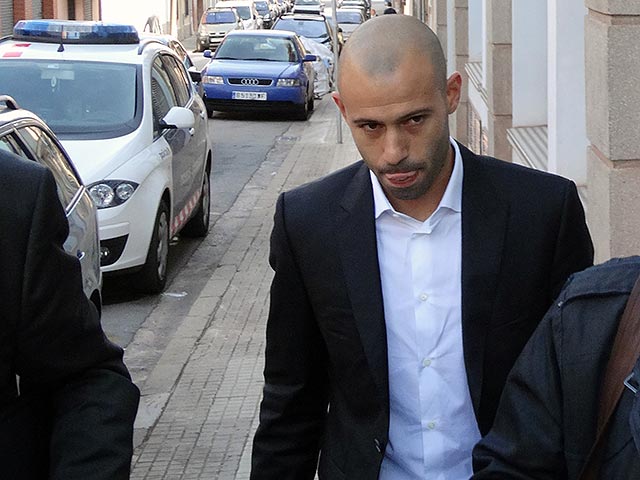 Полузащитник испанского футбольного клуба "Барселона" Хавьер Маскерано осужден на год условно и заплатит 816 тысяч евро штрафа. Ранее футболист в суде признал вину по обвинению в неуплате налогов