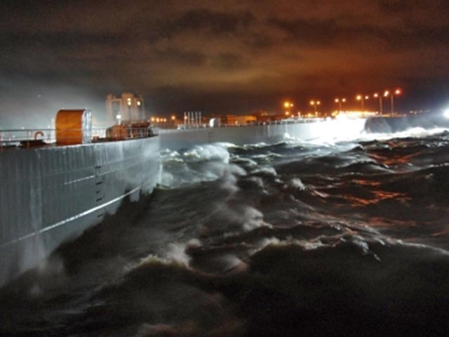 В Санкт-Петербурге удалось предотвратить наводнение благодаря закрытию Комплекса защитных устройств: утром в пик угрозы вода со стороны Финского залива поднималась у дамбы на 227 см