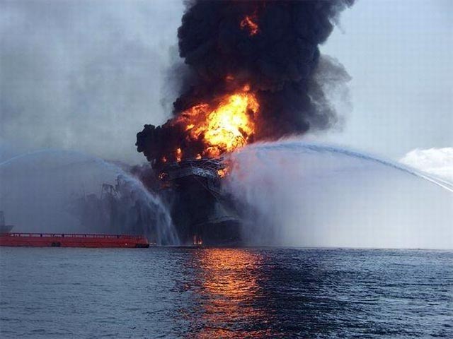 В Каспийском море у берегов Азербайджана загорелась нефтяная платформа с десятками людей