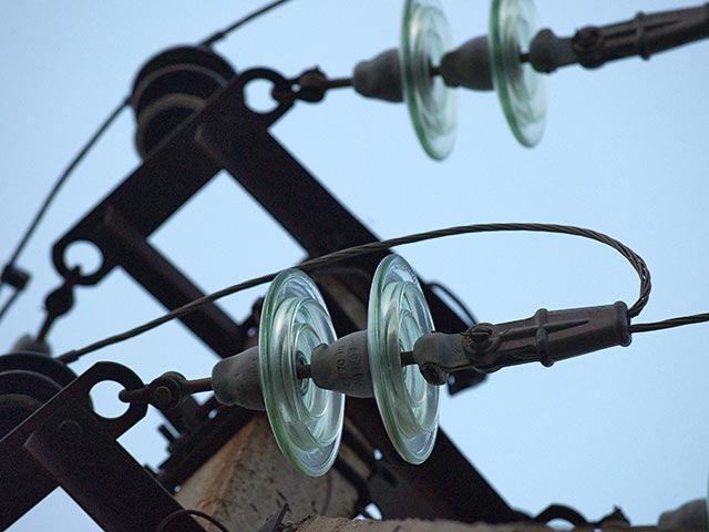 Поставки электроэнергии в Крым по энергомосту из Краснодарского края были ограничены сегодня на несколько часов из-за аварии. На линии, которая сооружалась в рекордные сроки из-за произошедшего блэкаута, произошел перегрев