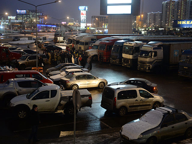 Дальнобойщики, выступающие против системы "Платон", на парковке ТРЦ "Мега-Химки" в Московской области.