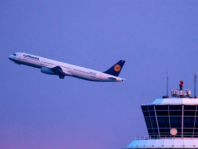 Пассажир самолета германской авиакомпании Lufthansa пытался открыть дверь самолета во время полета