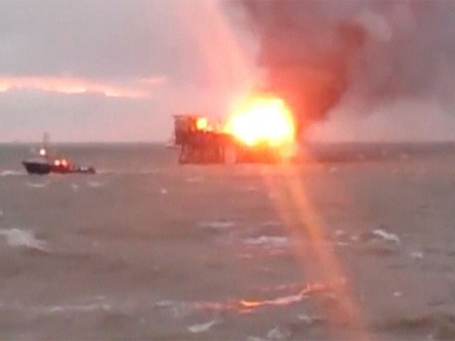 Нефтяная платформа в Каспийском море до сих пор в огне, добраться до очага спасателям не удается