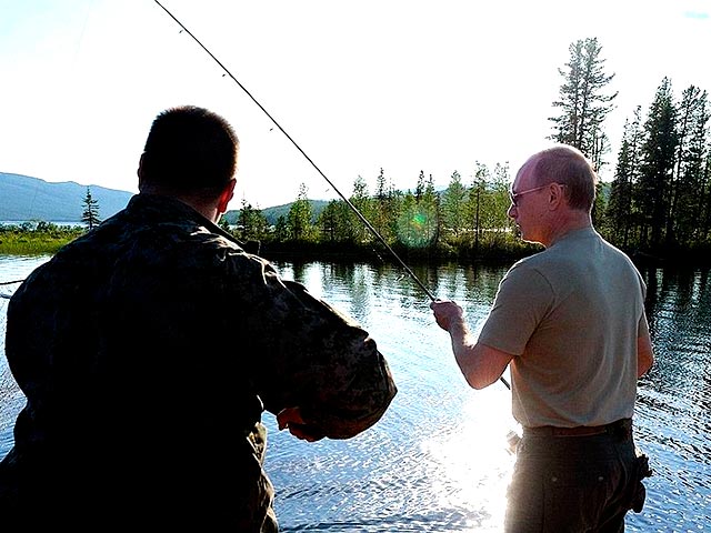 Владимир Путин во время рыбалки в Республике Тыва, 26 июля 2013 года