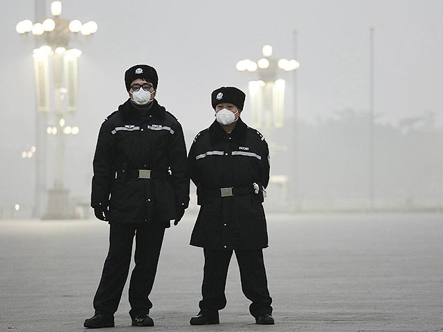 Власти столицы КНР Пекина объявили наивысший ("красный") уровень экологической тревоги из-за того, что город окутал густой смог
