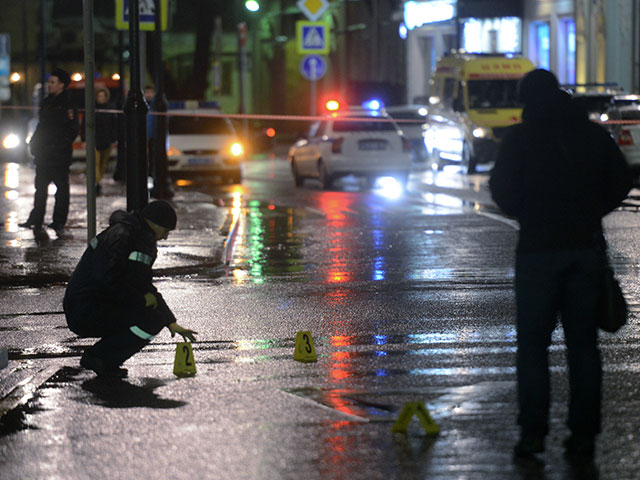 Сотрудники правоохранительных органов проводят следственные действия на остановке общественного транспорта на улице Покровка в Москве, где произошел взрыв неизвестного взрывного устройства.