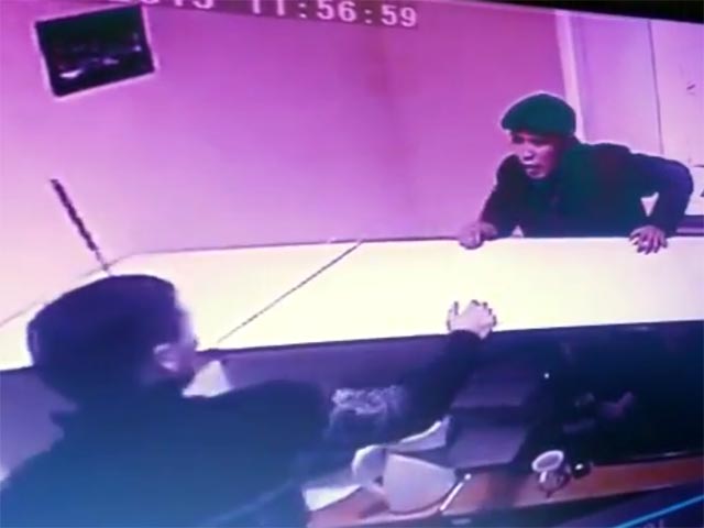В казахстанском Петропавловске в офисе агентства недвижимости мужчина воткнул нож в голову знакомому риелтору