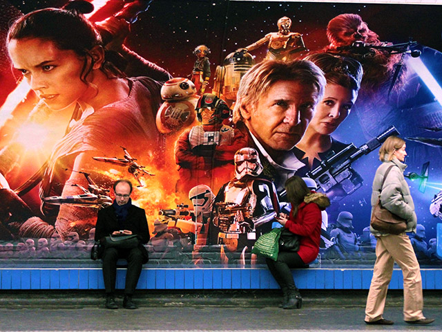 Поклонники легендарной киносаги "Звездные войны" расположились на Голливудском бульваре в Лос-Анджелесе, чтобы преданно дождаться премьеры седьмого эпизода фильма
