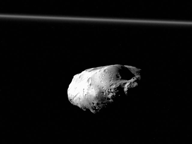 Космический аппарат Cassini передал на Землю уникальные подробные снимки Прометея - спутника Сатурна