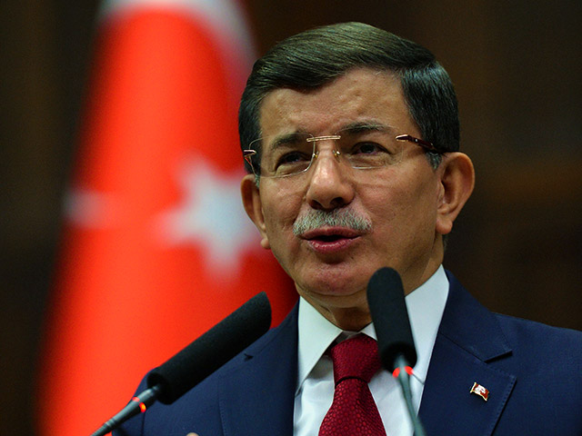 Премьер-министр Турции Ахмет Давутоглу обвинил Россию в проведении этнических чисток в связи с авиаударами, направленными против сирийских повстанцев из числа сирийских туркмен