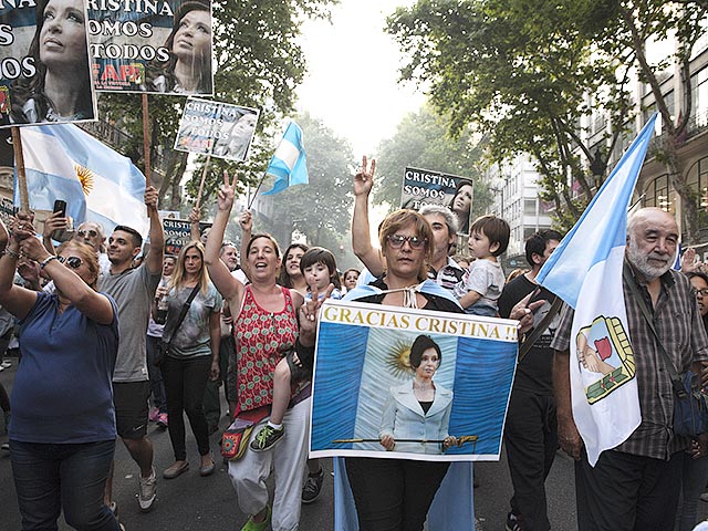 Тысячи аргентинцев собрались накануне у президентского дворца Каса-Росада ("Розовый дом") в Буэнос-Айресе, чтобы проститься с главой государства Кристиной Фернандес де Киршнер, покидающей свой пост