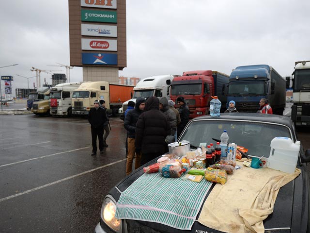 Дальнобойщики, выступающие против системы "Платон", на парковке ТРЦ "Мега-Химки" в Московской области, 5 декабря 2015 года
