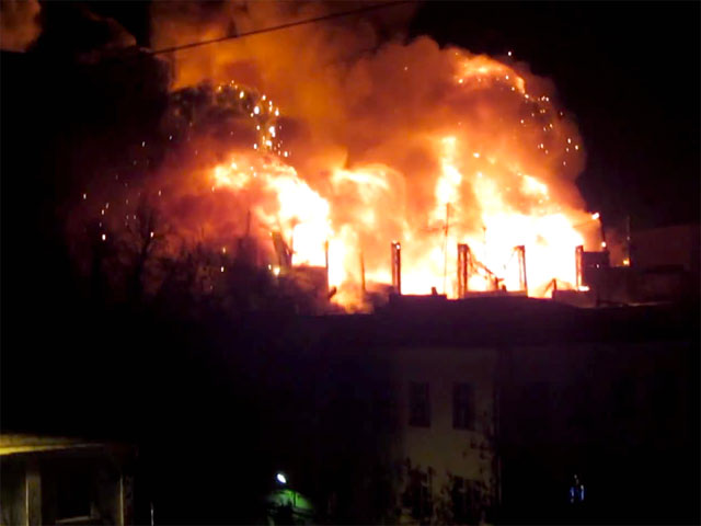 На северо-западе Москвы произошел крупный пожар на складе Тушинского машиностроительного завода