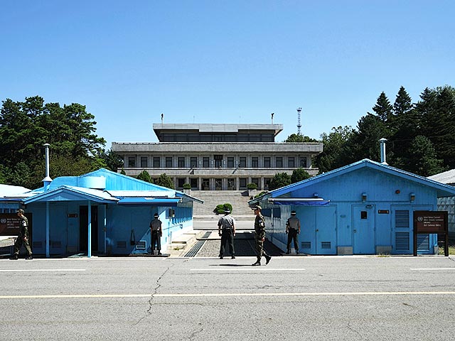 Республика Корея и КНДР начали в пятницу, 11 декабря, в городе Кэсон переговоры на высоком уровне по нормализации двусторонних отношений