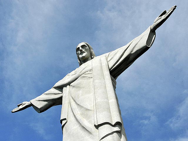 Двое руферов из РФ и Украины забрались на вершину знаменитой на весь мир статуи Христа-Искупителя, возвышающейся над Рио-де-Жанейро и считающейся символом Бразилии