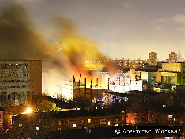 Крупному пожару на Тушинском машиностроительном заводе на северо-западе Москвы предшествовала проверка на предприятии. В результате ревизии на предприятии были обнаружены нарушения требований пожарной безопасности, сообщили в МЧС