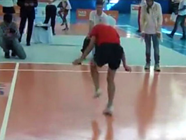 Пятиклассник Цен Сяолинь из начальной школы в китайском Гуанчжоу установил мировой рекорд скорости в прыжках со скакалкой на чемпионате мира 2015 года в Дубае