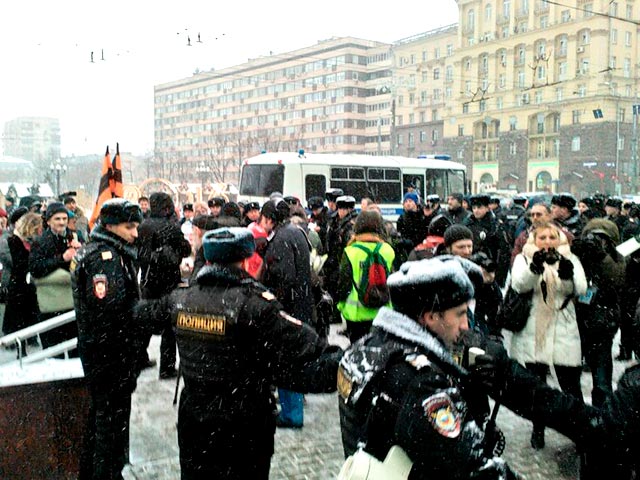 На Пушкинской площади в центре Москвы в субботу, День Конституции, задерживают пикетчиков