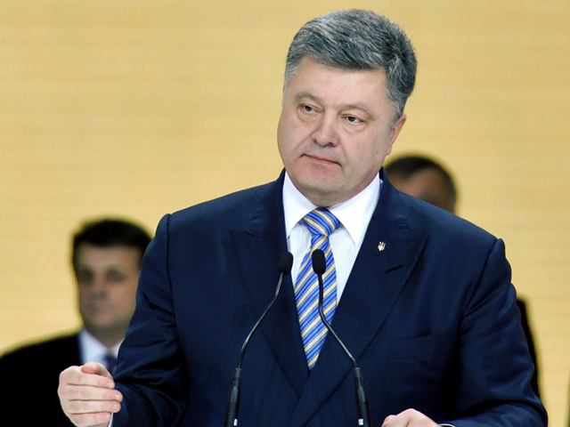 Президент Украины Петр Порошенко согласился потребовать от России условий, выставленных крымскими татарами, для продления контракта на поставки электроэнергии в Крым, который истекает 31 декабря