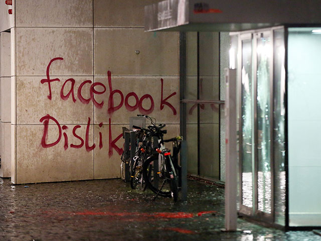 Вандалы разгромили офис Facebook в немецком Гамбурге