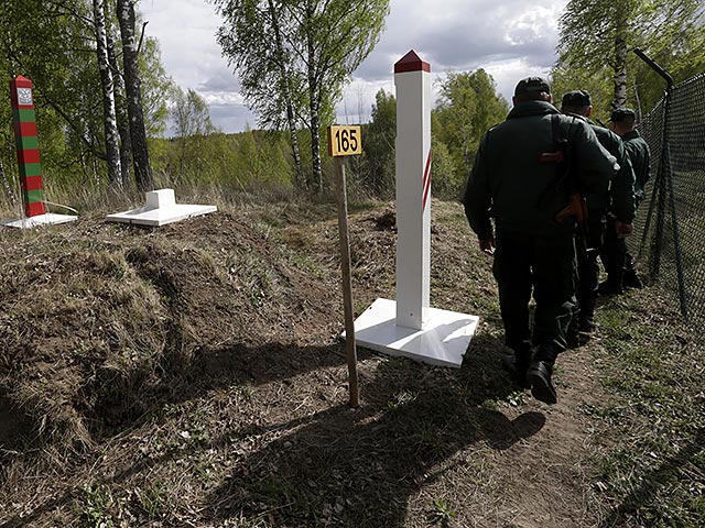 Латвия, как и планировала, начала возводить на границе с Россией заграждение от потока нелегальных мигрантов. Первый этап строительства будет проведен в местах, которые считаются наиболее опасными и неудобными для контроля территории
