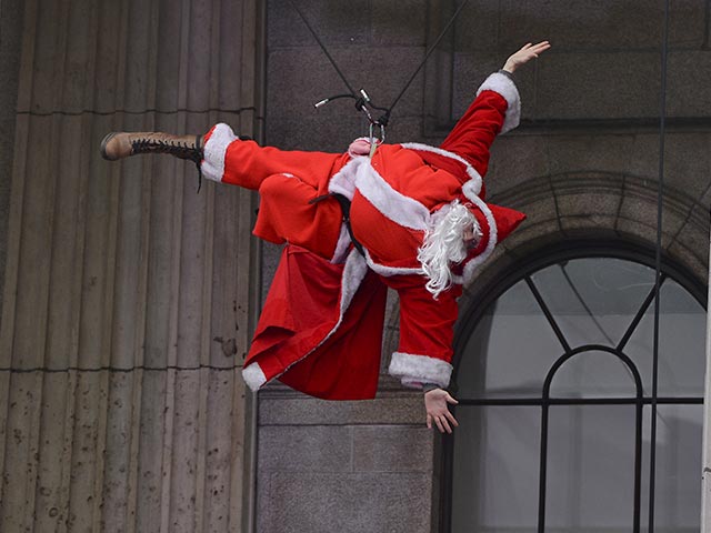 Во Франции вживаясь в образ Санта-Клауса погиб молодой человек, рухнув с колокольни