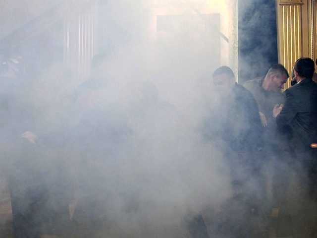 Оппозиционные депутаты распылили слезоточивый газ во время заседания парламента Косово