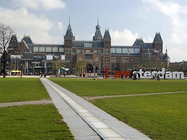 Расположенный в Амстердаме Государственный музей Нидерландов (The Rijksmuseum) принял решение изменить названия, которые могут показаться оскорбительными для определенных групп людей, в интернет-каталоге из 220 тысяч оцифрованных экспонатов коллекции