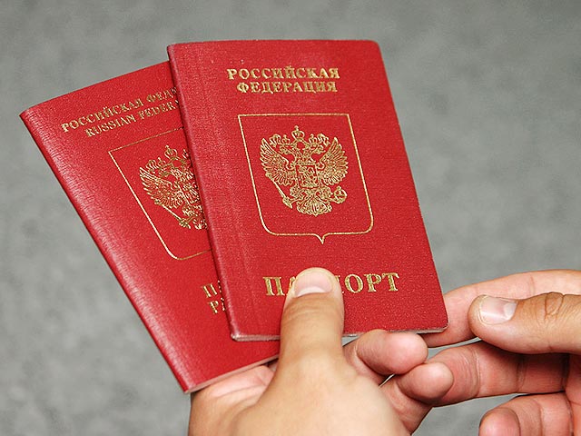 Путин подписал закон, позволяющий россиянам иметь два загранпаспорта